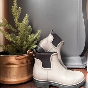 UGG Woman’s Droplet Rain Boot Wild Dove Grey
